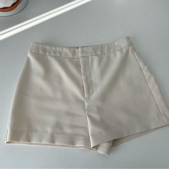 F21 white dress shorts, size M - Picture 1 of 7
